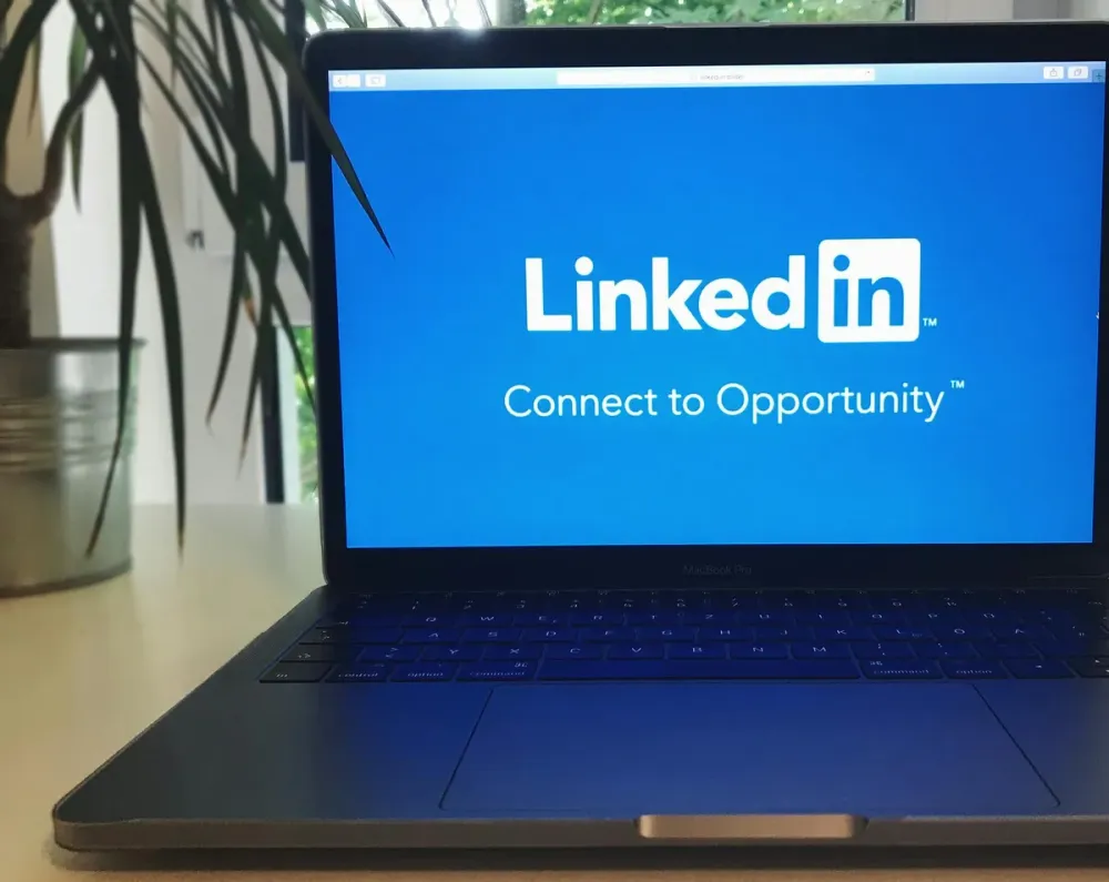 LinkedIn Marketing: Dein Einstieg in erfolgreiche Ads-Kampagnen Beitragsbild